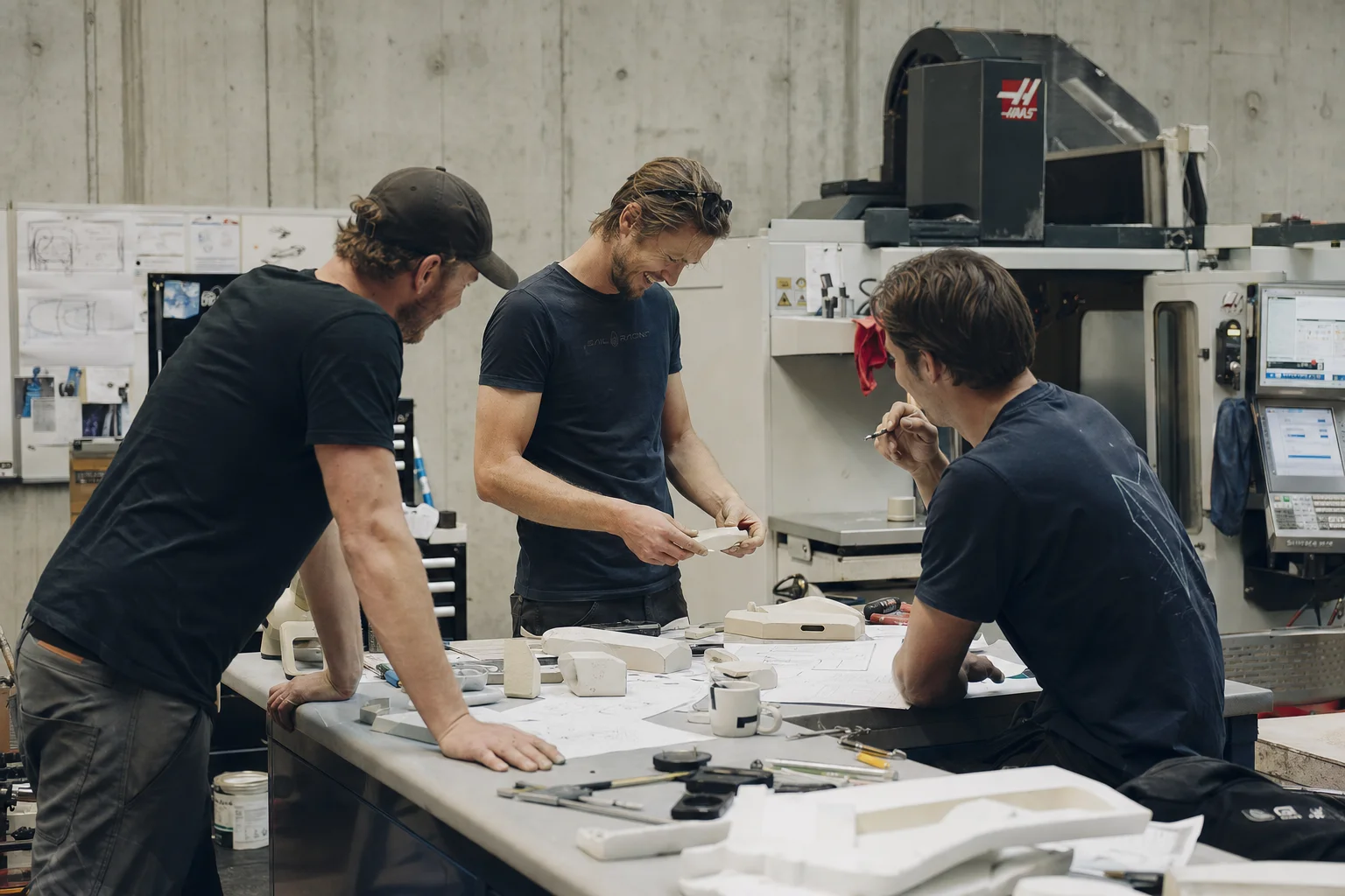 Formaa-teamet i verksted med skisser, modeller og CNC i bakgrunnen